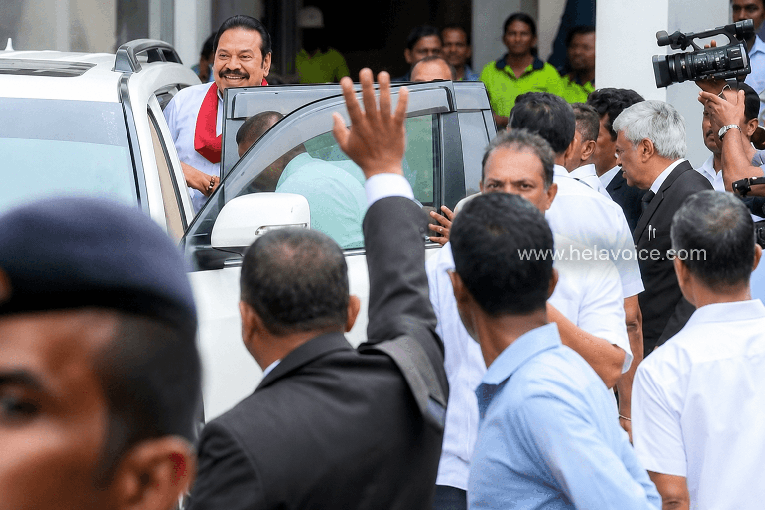 පැය දෙකකට වැඩි ප්රකාශයකින් පසු මහින්ද අල්ලස් කොමිසමෙන් පිටවෙයි