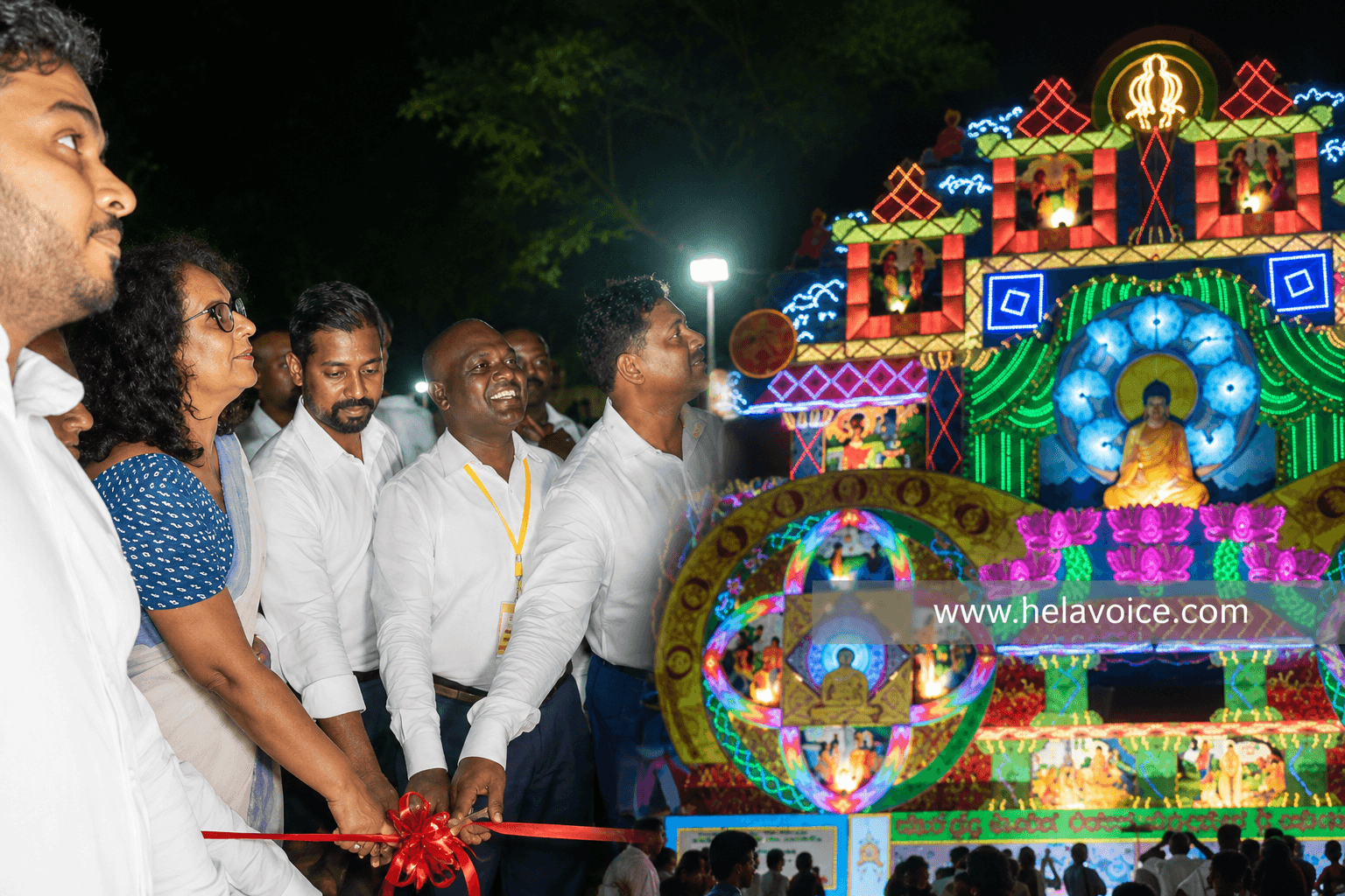 වෙසක් නිමිත්තෙන් බොරැල්ල සහ ග්රෑන්ඩ්පාස් තොරණ අග්රාමාත්යවරිය අතින් විවෘත කෙරේ